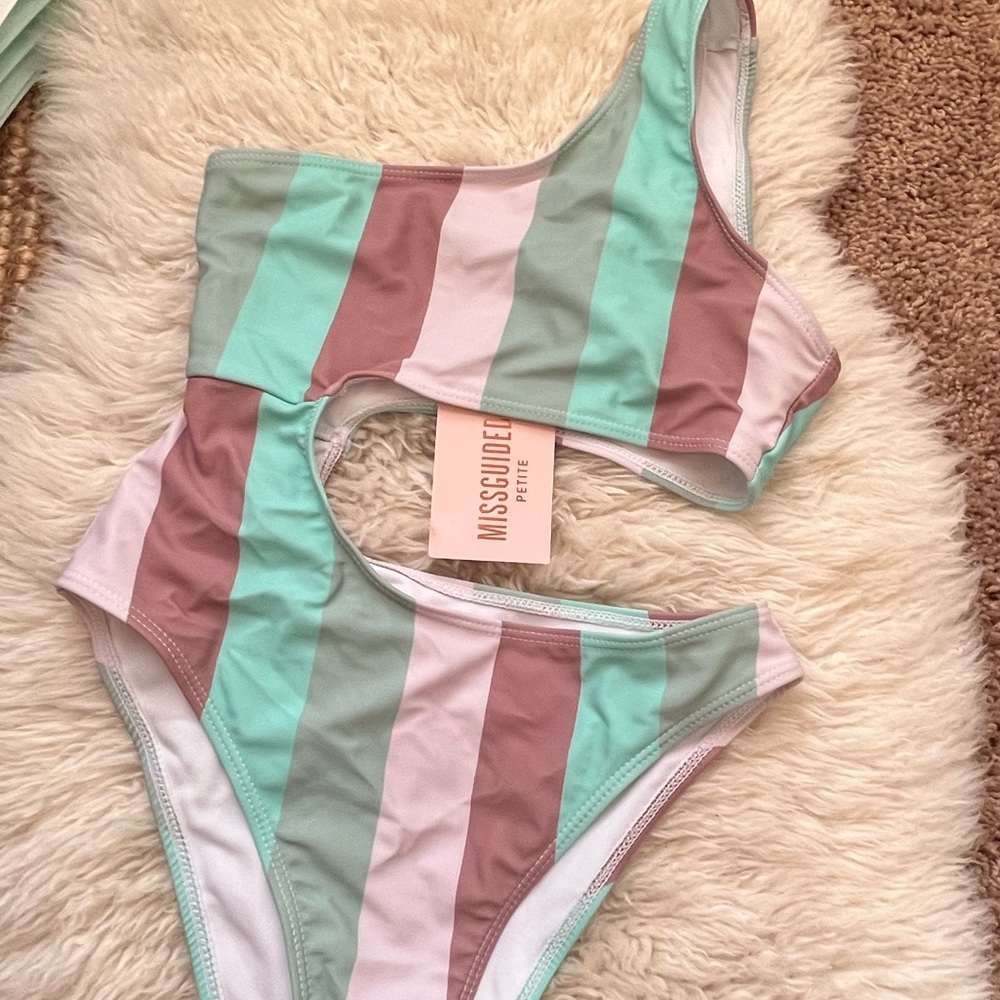 MISSGUIDED Petite one shoulder swimsuit💚